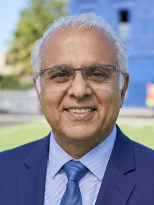 Portrait of Farr Yazdi